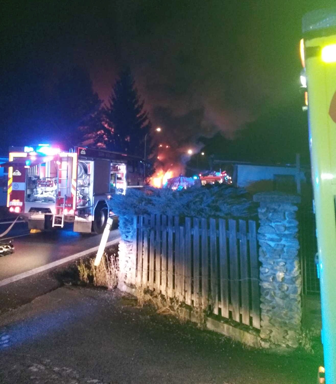 Lenora - požár bytového domu, jeden mrtvý a devět zraněných 